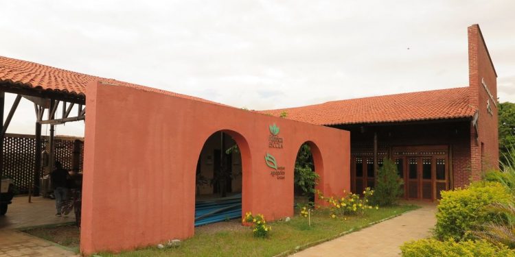 Institutos Centec e Agropolos iniciam articulação para reabertura da Fábrica-Escola de Cana-de-Açúcar, em Barbalha