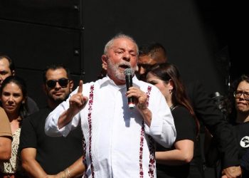 Presidente Lula discursa no Vale do Anhangabaú em São Paulo para comemoração do 1º de Maio, no Dia dos Trabalhadores (Foto: TOMZÉ FONSECA/ESTADÃO CONTEÚDO)