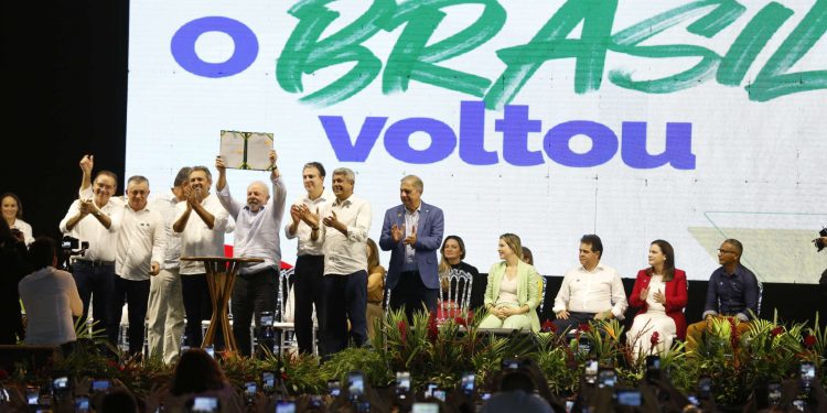 Em evento para mais de 50 mil pessoas no Crato, Camilo e Lula anunciam investimento de R$ 4 bi para retomada de obras inacabadas