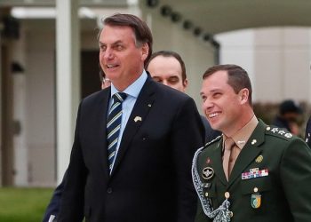 O então presidente Jair Bolsonaro e seu ajudante de ordens, o tenente-coronel Mauro Cid (Foto: Alan Santos/PR/Divulgação)