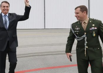 O ex-presidente Jair Bolsonaro e o tenente-coronel Mauro Cid, preso pela Polícia Federal (Foto: Alan Santos/PR)