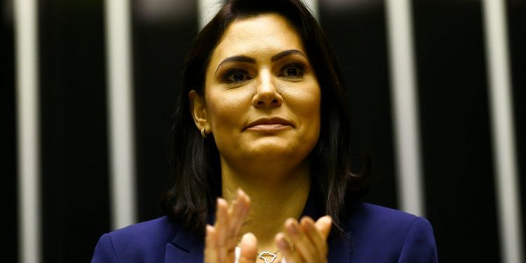 Gastos de Michelle Bolsonaro eram pagos em dinheiro vivo, apontam áudios