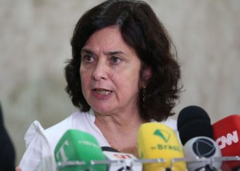 “É hora de intensificar a vacinação”, diz ministra da Saúde