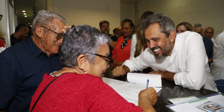 Governo do Ceará regulariza imóveis de 2.085 famílias com o programa “Papel da Casa”