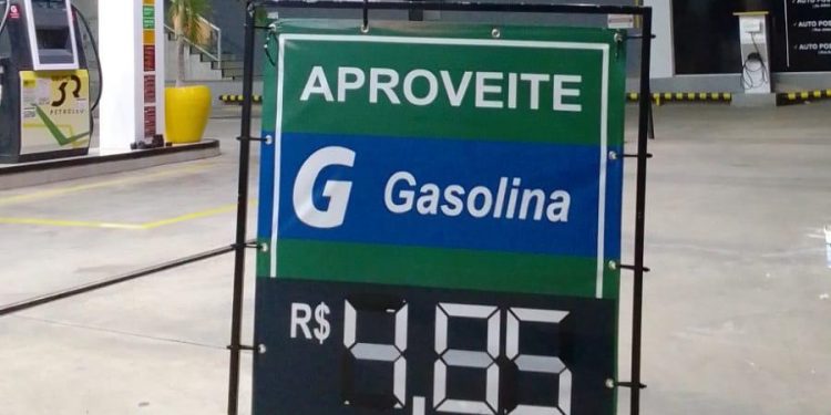 Preço da gasolina cai em postos do Ceará e fica abaixo de R$ 5 em Juazeiro do Norte