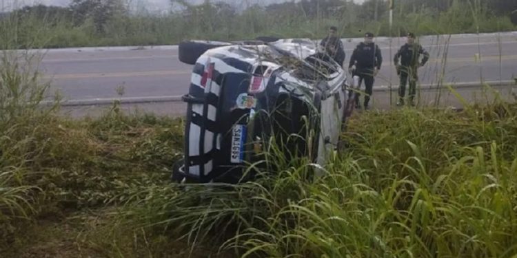 Viatura policial capota e deixa três policiais feridos em Barro