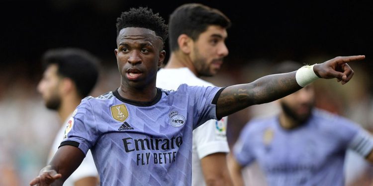 Em derrota do Real Madrid, Vini Jr sofre racismo novamente
