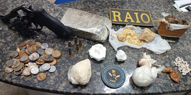 Suspeito foge da polícia, mas abandona arma com munições, drogas e dinheiro em matagal em Crato