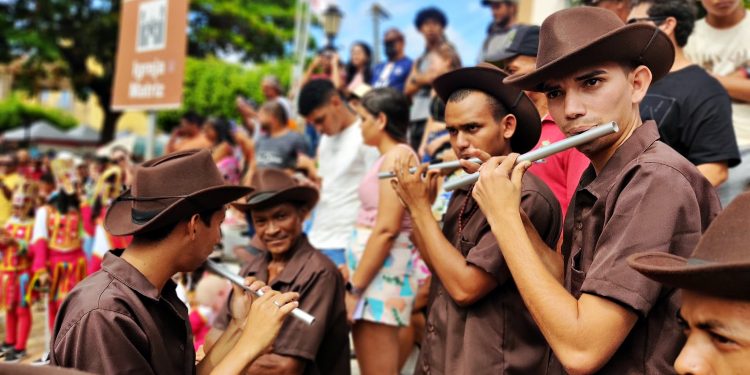 Festa do Pau da Bandeira em Barbalha tem desfile de grupos culturais na manhã deste domingo