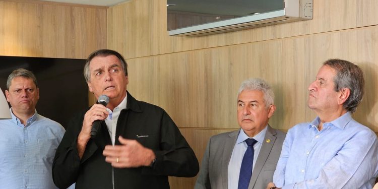 Bolsonaro volta a espalhar fake news e diz que vacinas têm grafeno que se acumula no testículo; veja