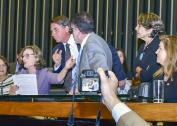 O então deputado Jair Bolsonaro e a deputada Maria do Rosário, no plenário da Câmara (Foto: Fernando Chaves/PSC Nacional)