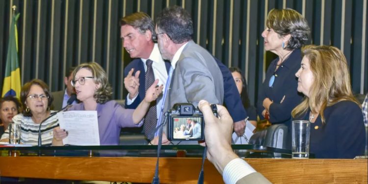 Toffoli envia à Justiça do DF ação penal em que Bolsonaro é réu por incitação ao estupro