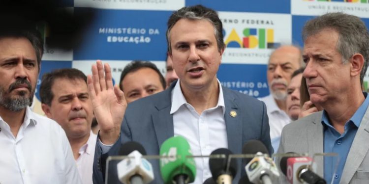 Camilo Santana anuncia concurso público para o MEC com 240 vagas