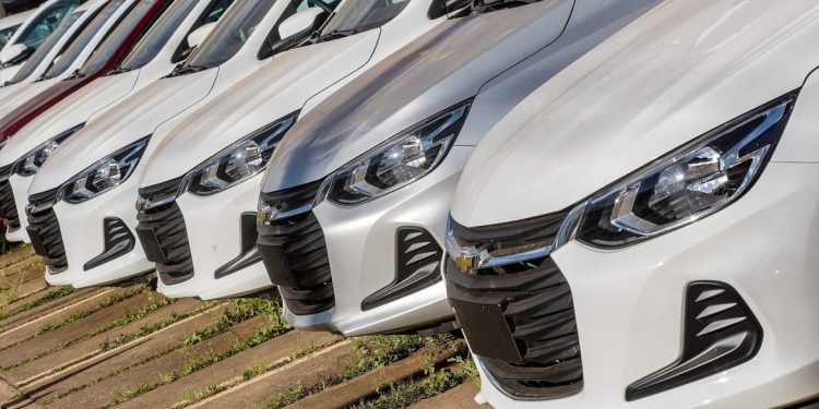 Programa de carro popular do governo Lula já usou 60% dos recursos disponíveis