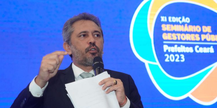 Em evento com gestores públicos, Elmano de Freitas destaca inovação e sustentabilidade