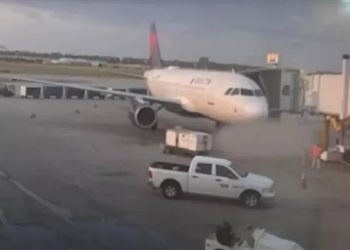 Homem morre após ser sugado por motor de avião em aeroporto