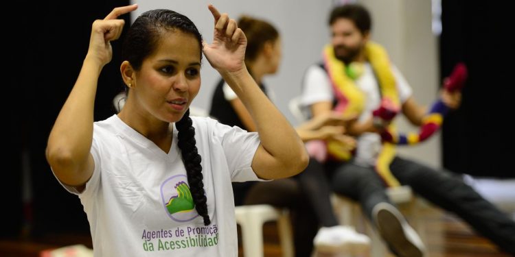 Centec oferta 300 vagas para curso online de formação básica em libras, negociações, vendas e liderança