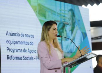 Durante a sabatina, Onélia Santana afirmou que irá agir com "autonomia e isonomia" (Foto: Helene Santos/Governo do Ceará)
