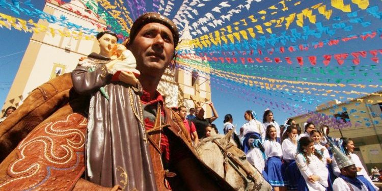 A tradicional festa do Pau da Bandeira de Santo Antônio de Barbalha movimenta as ruas da cidade com apresentações artísticas, quermesses, cortejos e missas, além do famoso hasteamento do mastro (Foto: Augusto Pessoa)