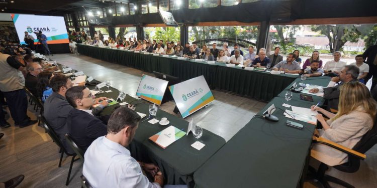 Em reunião com secretariado, Elmano de Freitas faz balanço dos primeiros seis meses de gestão