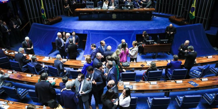 Marco fiscal é aprovado pelo Senado por 57 votos e volta à Câmara