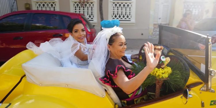 Devota de Santo Antônio cria simpatias e ajuda a conseguir casamentos há mais de duas décadas