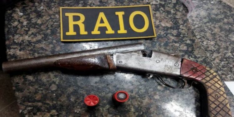 Suspeito foge da Polícia e deixa para trás arma calibre 12 e munições em Crato