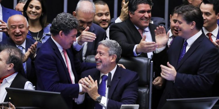 Câmara aprova com folga texto-base da reforma tributária em dois turnos