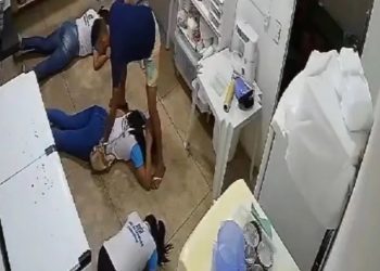 Funcionárias ficaram deitadas no chão da loja enquanto era revistadas por criminoso durante assalto em Juazeiro do Norte (Foto: Reprodução)