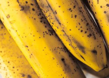 Por que bananas ficam pretas e como evitar esse processo?