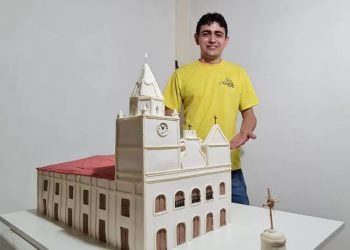 O confeiteiro Roberto Júnior doa um bolo para a Igreja Matriz de Iguatu desde 2017 (Foto: Wandemberg Belém/SVM)