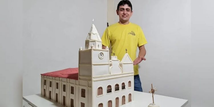 Confeiteiro cria bolo de 50 kg reproduzindo igreja de Iguatu