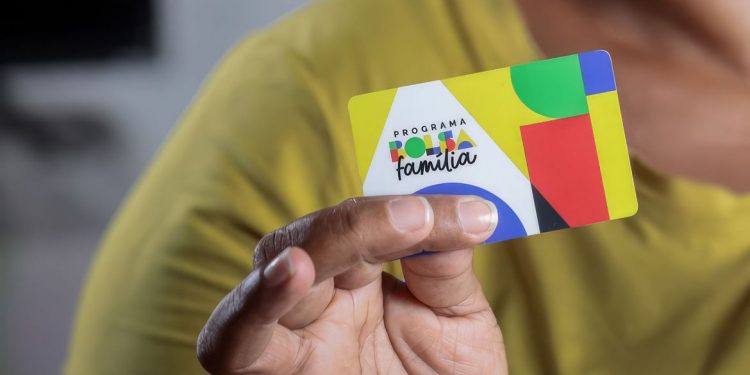 Mais de 43 milhões de pessoas deixam linha da pobreza em junho