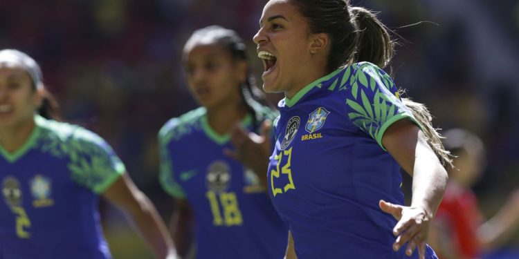 Seleção feminina goleia o Chile em despedida do Brasil em último teste antes da Copa do Mundo