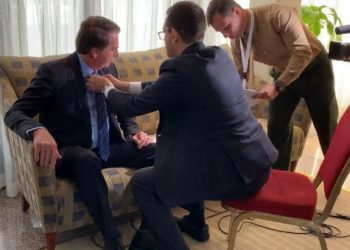 Bolsonaro sendo bajulado por jornalista da Band (Foto: Reprodução/YouTube)