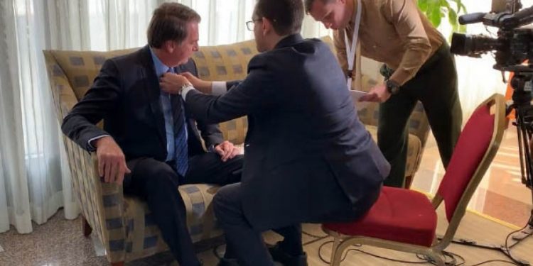 Jornalista da Band é flagrado bajulando Bolsonaro antes de entrevista; vídeo