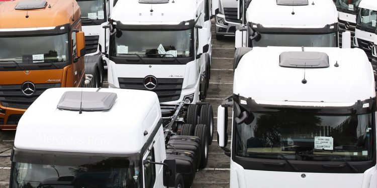 Lula assina MP que destina mais R$ 300 mi para compra de carros