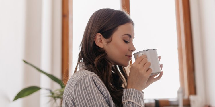 6 melhores chás para aliviar cólica menstrual