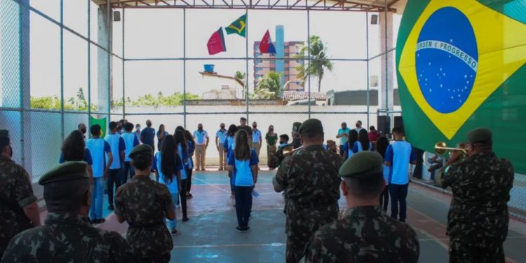 Governo Lula encerra programa de escolas cívico-militares criado por Bolsonaro