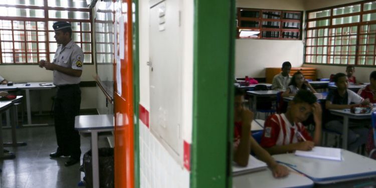 Governo Lula publica decreto que revoga o Programa Nacional de Escola Cívico-Militares