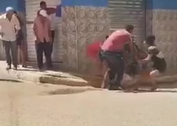 Várias pessoas assistem à agressão de mulher grávida no Centro de Altaneira (Foto: Reprodução)