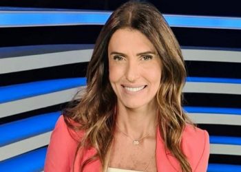 Janine Borba apresentava os boletins do Jornal da Record (Foto: Instagram/@janineborba)
