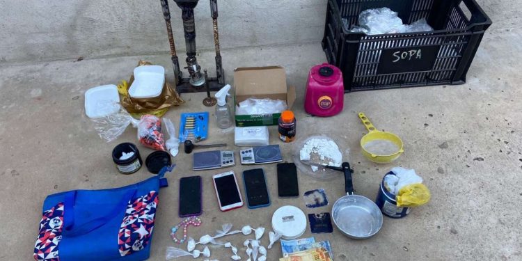 Polícia Civil prende dupla e desativa laboratório de drogas em Missão Velha