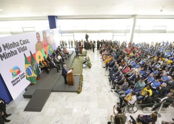 O presidente Luiz Inácio Lula da Silva participa de cerimônia de assinatura do projeto de lei que cria o novo programa Minha Casa, Minha Vida (Foto: Marcelo Camargo/Agência Brasil)