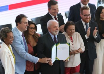 Lula sanciona a lei que institui o Programa Escola em Tempo Integral, no Palácio do Planalto, ao lado do ministro da Educação, Camilo Santana, e outras autoridades (Foto: José Cruz/Agência Brasil)