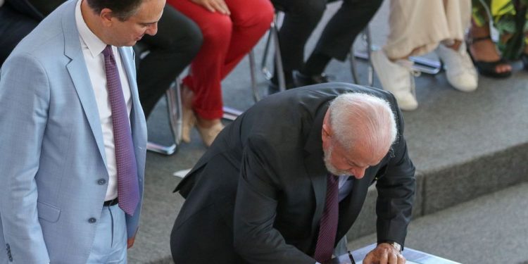 Ao lado de Camilo Santana, Lula lança o Programa Escola em Tempo Integral