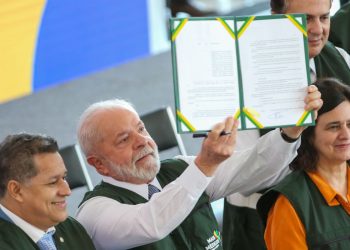 O presidente Luiz Inácio Lula da Silva sanciona a lei do Mais Médicos (Foto: Fabio Rodrigues-Pozzebom/ Agência Brasil)