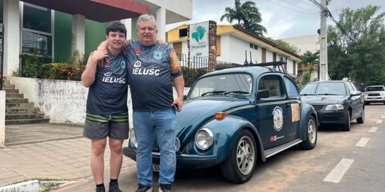 Pai e filho viajam em Fusca de Santa Catarina ao Crato para conhecer fósseis de dinossauros