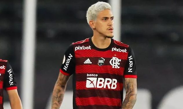 Pedro é agredido por preparador de Sampaoli com soco no rosto após Atlético-MG x Flamengo