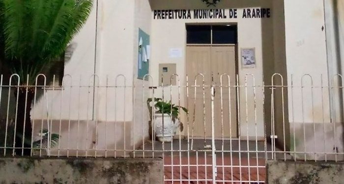 Ex-prefeito de Araripe é alvo de ação por nomear servidor fantasma com salário de mais de R$ 100 mil